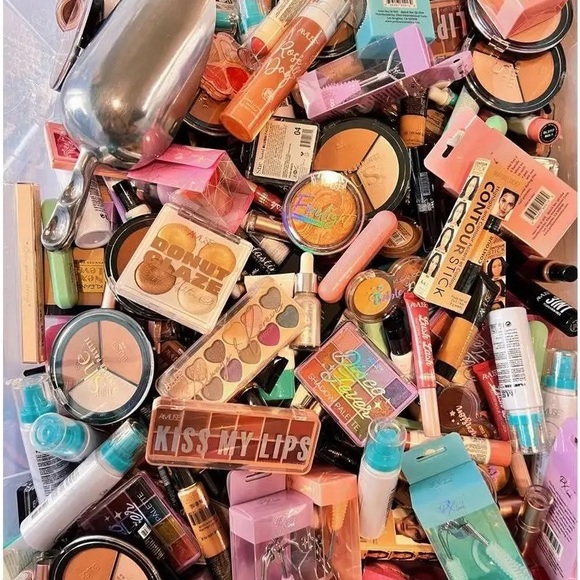 Cosmetics Assorted Makeup Bundle - Picture 4 of 4